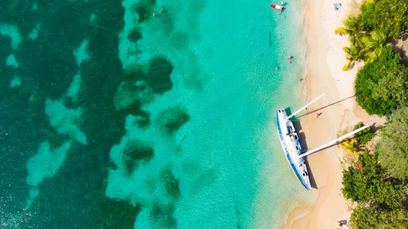 decouvrez-ce-camping-du-sud-de-la-france-un-petit-coin-dhawai-avec-son-parc-aquatique-et-ses-toboggans-xxl