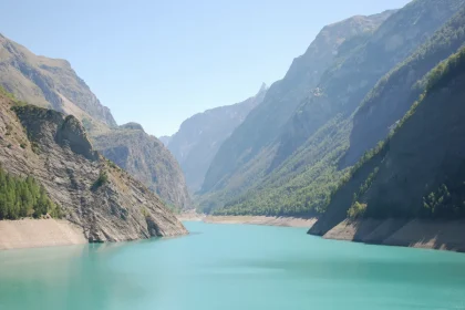 decouvrez-ce-lac-cache-et-meconnu-des-touristes-idealement-situe-dans-le-puy-de-dome-parmi-les-plus-beaux-a-voir-en-france