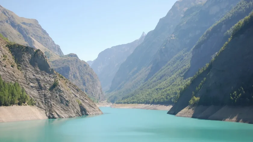 decouvrez-ce-lac-cache-et-meconnu-des-touristes-idealement-situe-dans-le-puy-de-dome-parmi-les-plus-beaux-a-voir-en-france