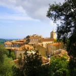 decouvrez-ce-merveilleux-village-de-la-cote-dazur-parfait-pour-lete-et-plein-de-surprises