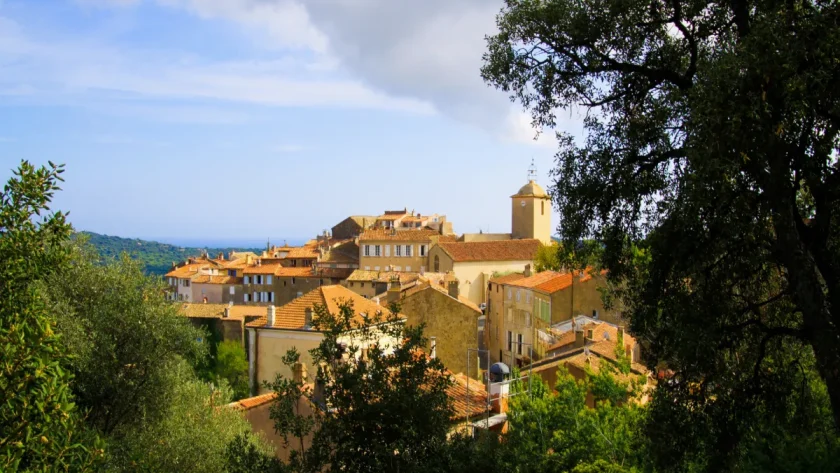 decouvrez-ce-merveilleux-village-de-la-cote-dazur-parfait-pour-lete-et-plein-de-surprises