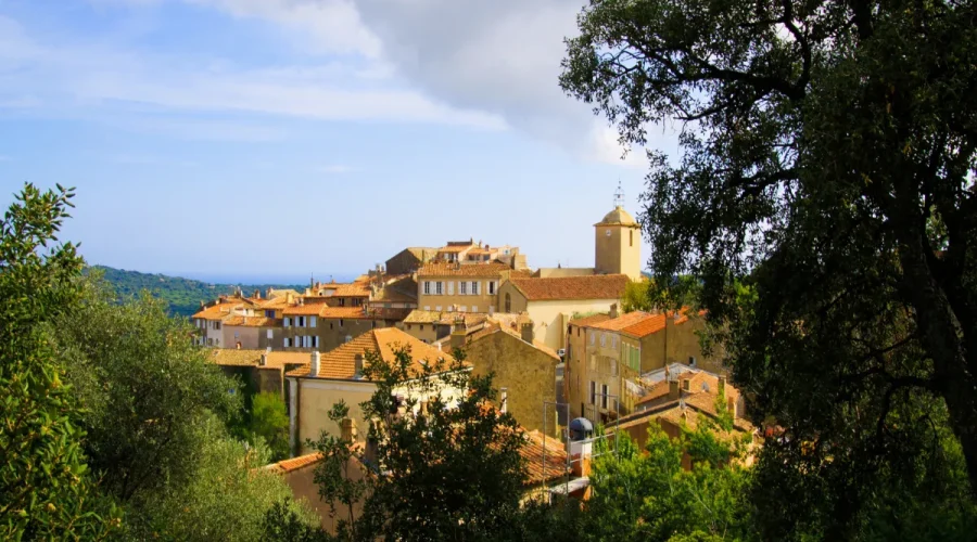 decouvrez-ce-merveilleux-village-de-la-cote-dazur-parfait-pour-lete-et-plein-de-surprises