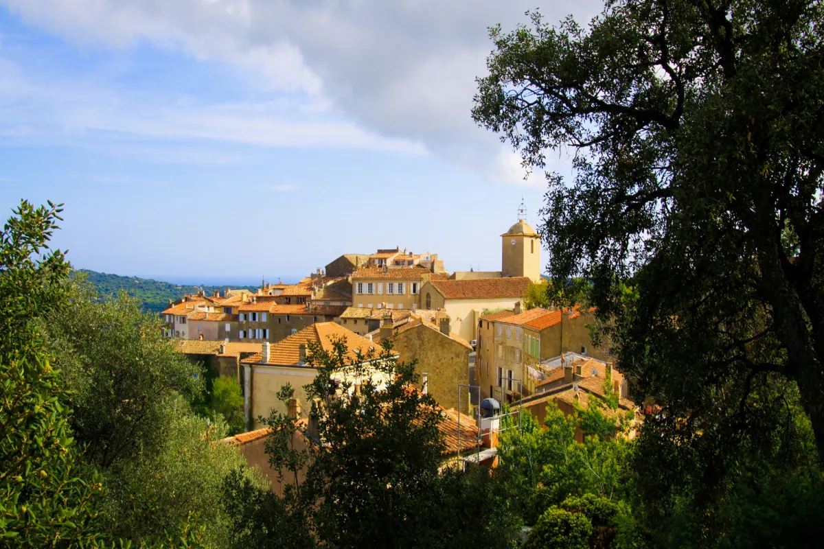 Découvrez ce merveilleux village de la Côte d&rsquo;Azur, parfait pour l&rsquo;été et plein de surprises
