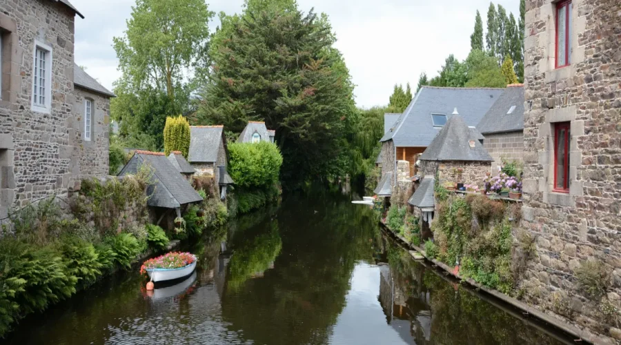 decouvrez-ce-village-breton-meconnu-au-charme-irresistible-un-veritable-tresor-cache