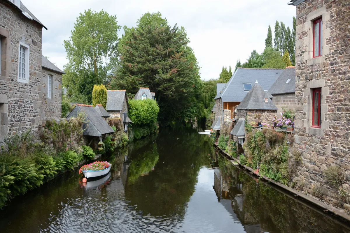 Découvrez ce village breton méconnu au charme irrésistible : un véritable trésor caché