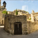 decouvrez-ce-village-de-paca-niche-dans-le-massif-des-alpilles-et-surplombe-par-les-ruines-dun-chateau-labellise-plus-beaux-villages-de-france
