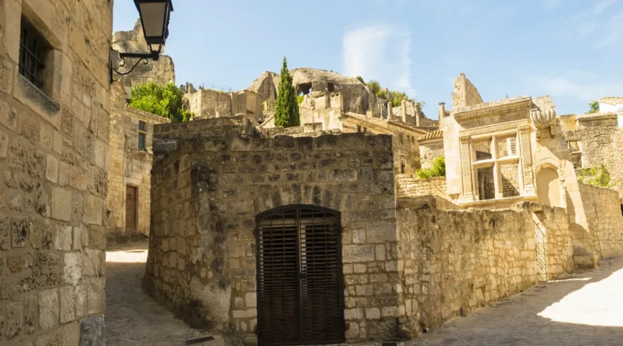 decouvrez-ce-village-de-paca-niche-dans-le-massif-des-alpilles-et-surplombe-par-les-ruines-dun-chateau-labellise-plus-beaux-villages-de-france