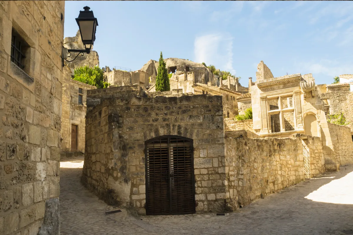 Découvrez ce village de PACA, niché dans le massif des Alpilles et surplombé par les ruines d&rsquo;un château, labellisé &lsquo;Plus Beaux Villages de France&rsquo;