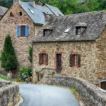 decouvrez-cette-citadelle-medievale-aux-remparts-spectaculaires-un-joyau-parmi-les-plus-beaux-villages-de-france