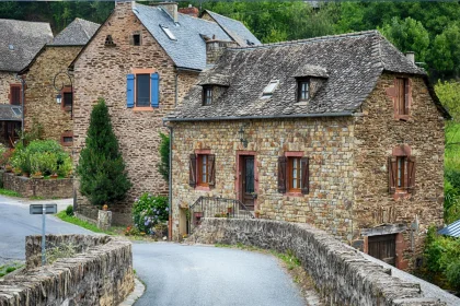 decouvrez-cette-citadelle-medievale-aux-remparts-spectaculaires-un-joyau-parmi-les-plus-beaux-villages-de-france