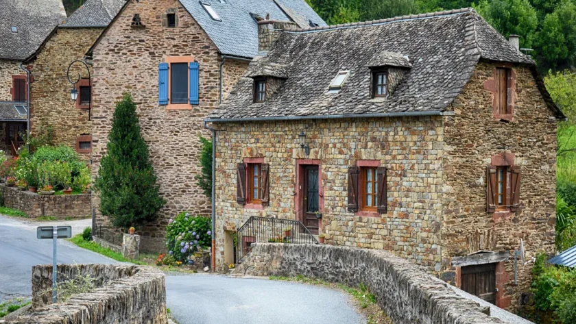 decouvrez-cette-citadelle-medievale-aux-remparts-spectaculaires-un-joyau-parmi-les-plus-beaux-villages-de-france