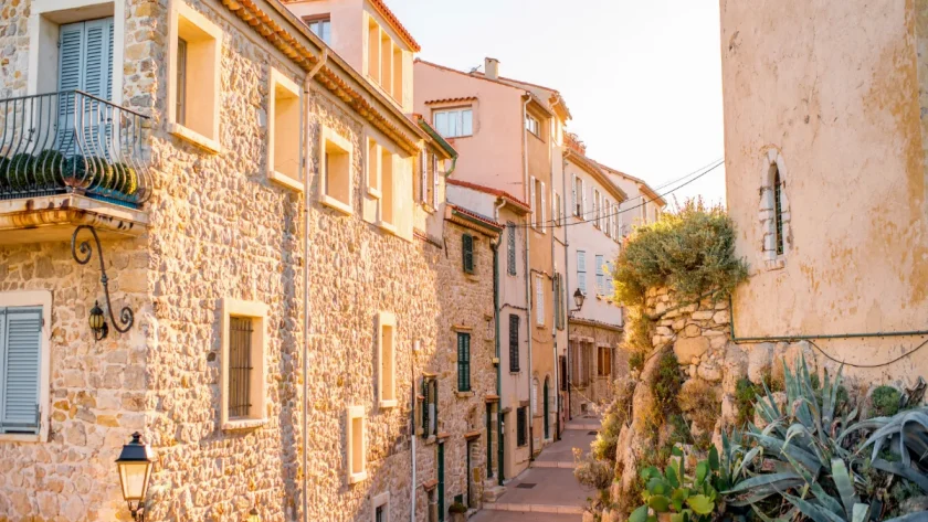 decouvrez-cette-cite-medievale-en-provence-alpes-cote-dazur-souvent-consideree-comme-la-petite-soeur-de-sisteron-et-qui-merite-une-visite