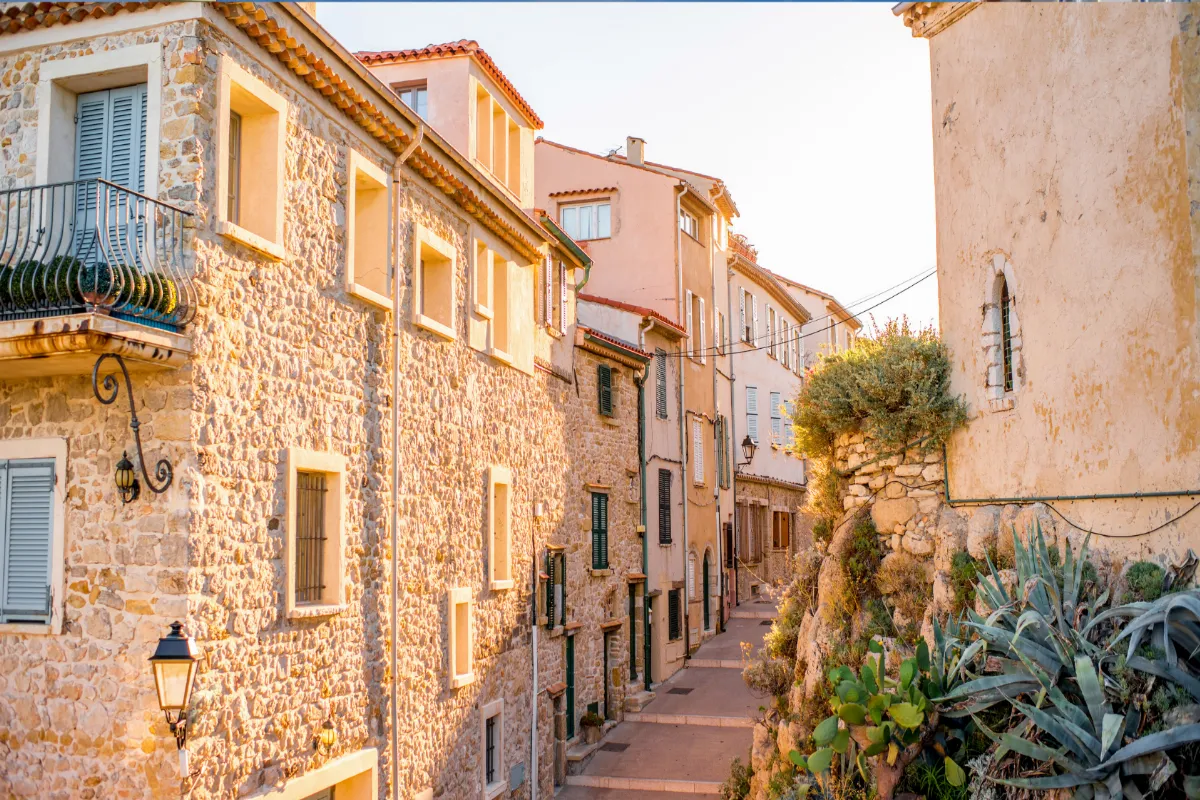 Découvrez cette cité médiévale en Provence-Alpes-Côte d&rsquo;Azur, souvent considérée comme la petite sœur de Sisteron, et qui mérite une visite