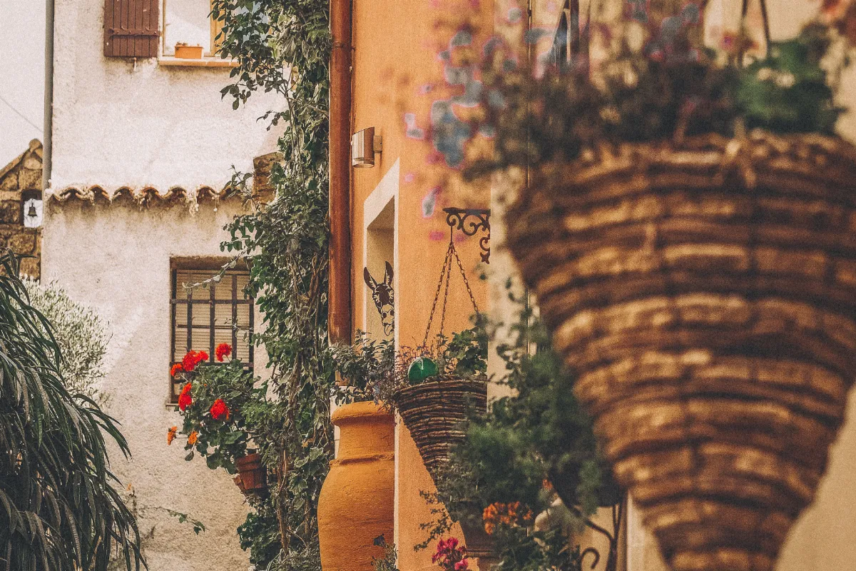 Découvrez cette commune perchée sur la Côte d&rsquo;Azur, le village littoral le plus haut d&rsquo;Europe