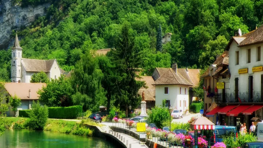 decouvrez-cette-pepite-cachee-dauvergne-rhone-alpes-un-secret-parmi-les-plus-beaux-villages-de-france