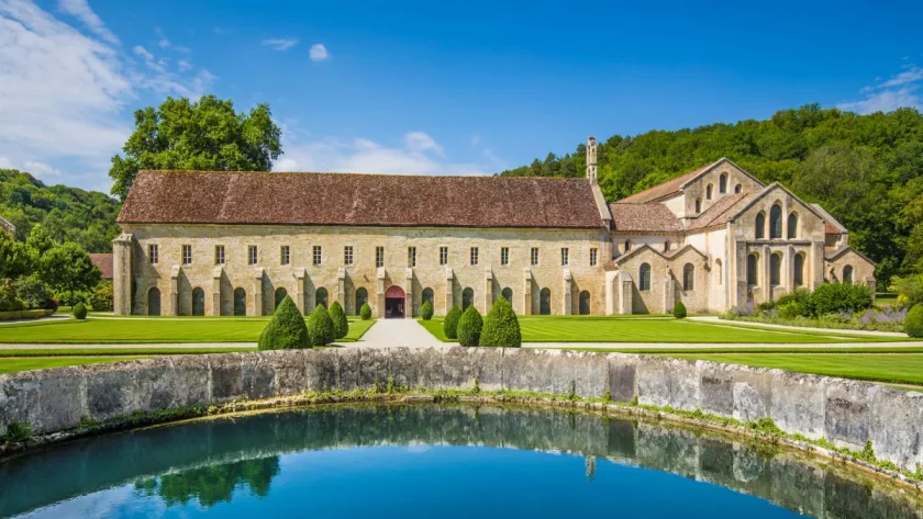 decouvrez-labbaye-cistercienne-et-ses-jardins-luxuriants-un-ecrin-de-verdure-paisible-en-plein-coeur-de-la-somme