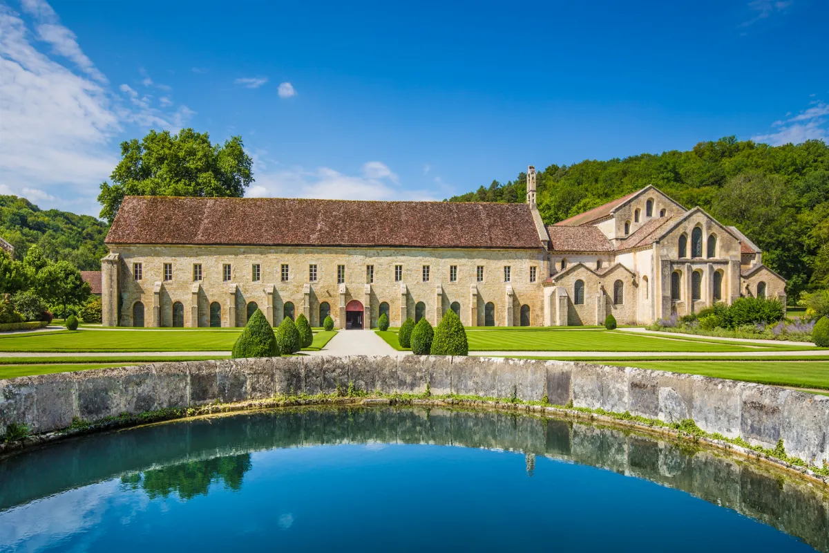 Découvrez l&rsquo;abbaye cistercienne et ses jardins luxuriants, un écrin de verdure paisible en plein cœur de la Somme