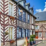 decouvrez-le-charme-meconnu-de-ce-village-normand-ou-le-temps-semble-setre-arrete