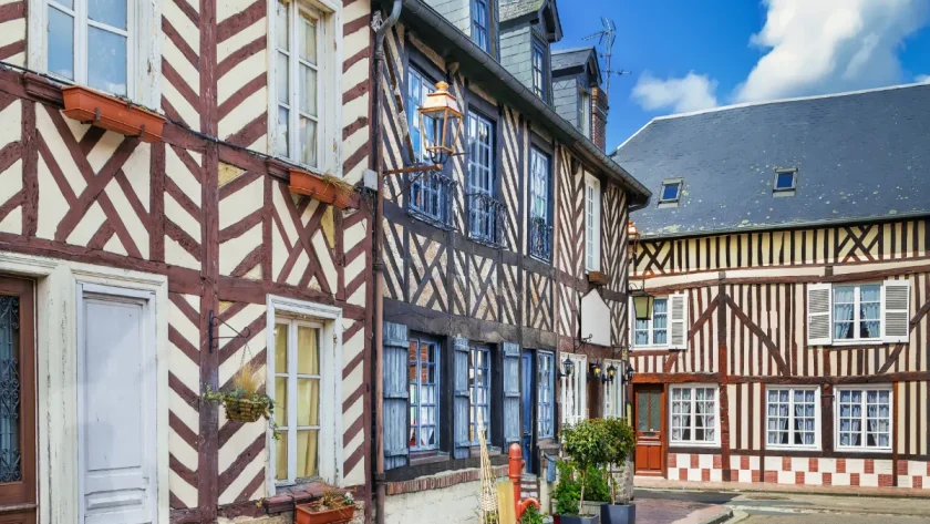 decouvrez-le-charme-meconnu-de-ce-village-normand-ou-le-temps-semble-setre-arrete
