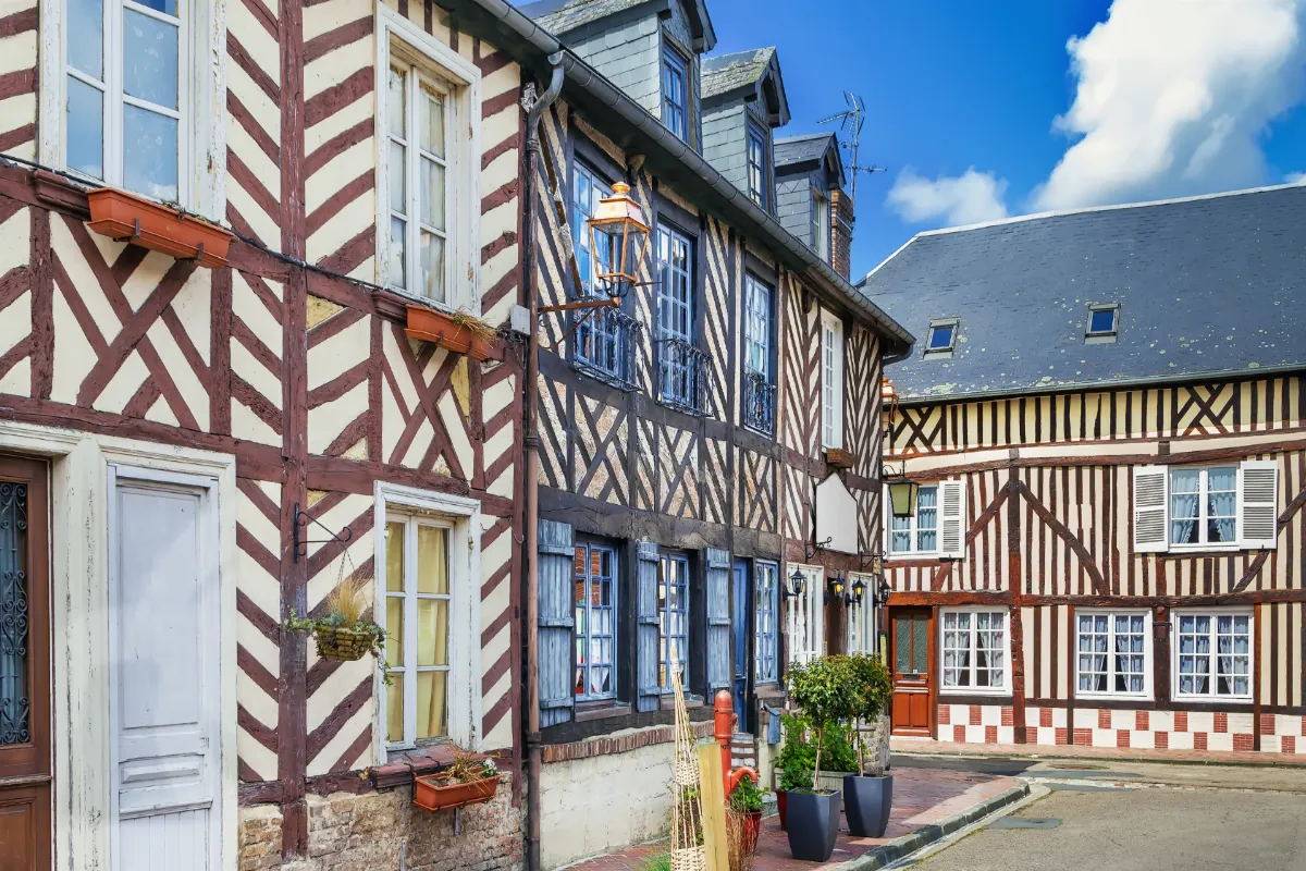 Découvrez le charme méconnu de ce village normand où le temps semble s&rsquo;être arrêté