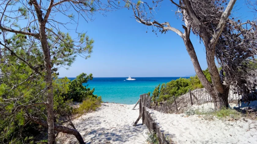 decouvrez-le-lagon-secret-de-corse-rival-des-plus-beaux-spots-des-caraibes