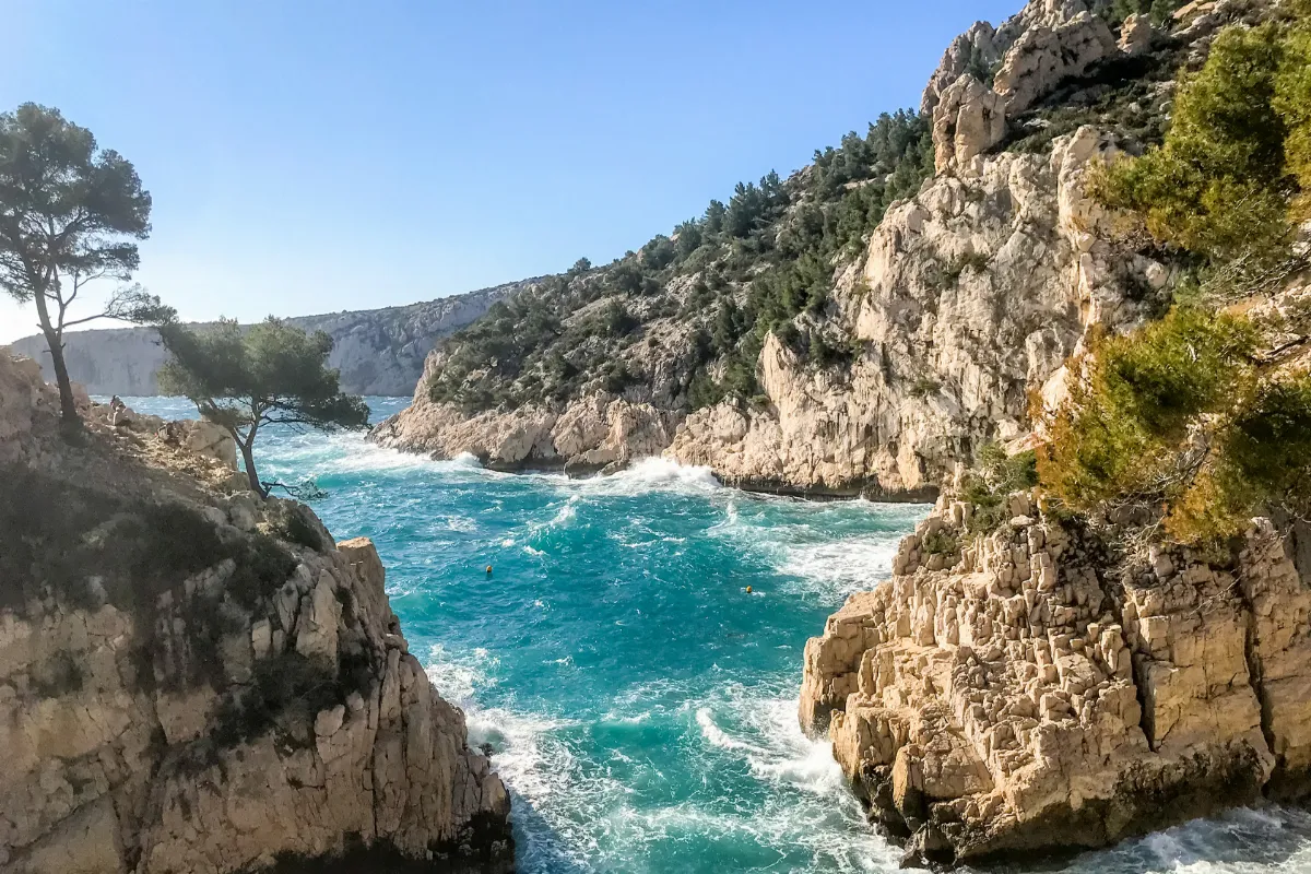 Découvrez où trouver les plages les moins polluées de Marseille pour une baignade saine et paisible