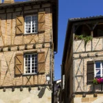 decouvrez-un-joyau-medieval-classe-parmi-les-plus-beaux-villages-de-france-ou-le-temps-semble-setre-arrete
