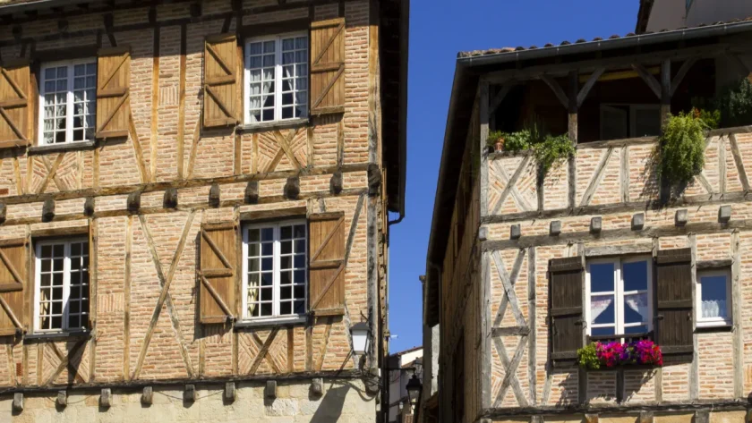 decouvrez-un-joyau-medieval-classe-parmi-les-plus-beaux-villages-de-france-ou-le-temps-semble-setre-arrete
