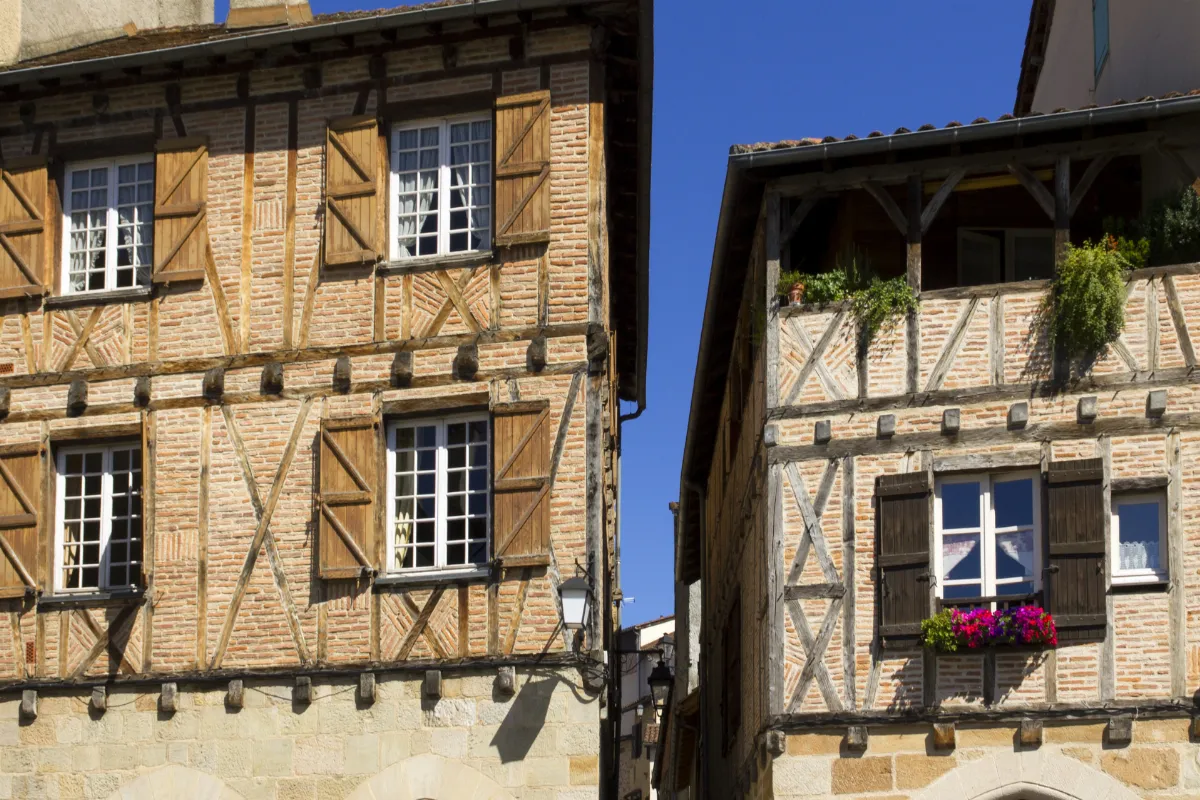 Découvrez un joyau médiéval classé parmi les plus beaux villages de France, où le temps semble s&rsquo;être arrêté