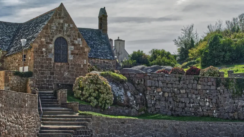 elu-village-prefere-des-francais-ce-village-breton-vous-seduira-par-ses-charmes