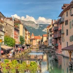 entre-lacs-et-montagnes-cette-ville-est-consideree-comme-la-plus-belle-dauvergne-rhone-alpes