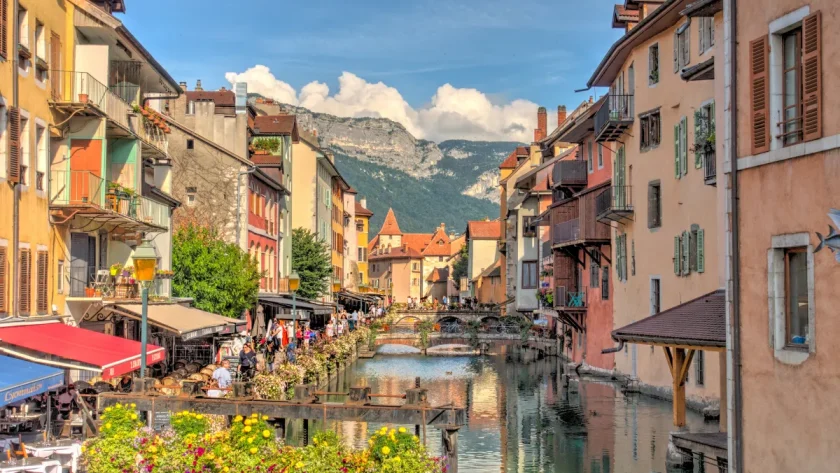 entre-lacs-et-montagnes-cette-ville-est-consideree-comme-la-plus-belle-dauvergne-rhone-alpes