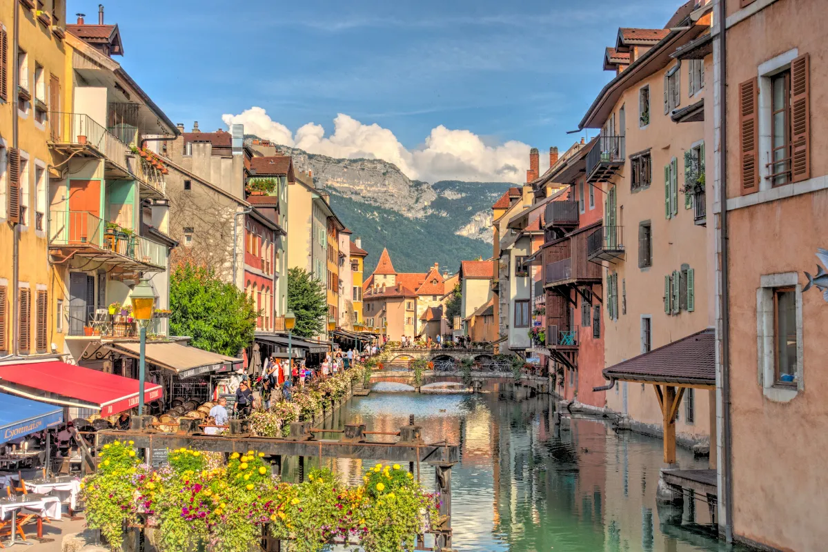 Entre sommets et étendues d&rsquo;eau, cette cité captive par sa beauté inégalée en Auvergne-Rhône-Alpes