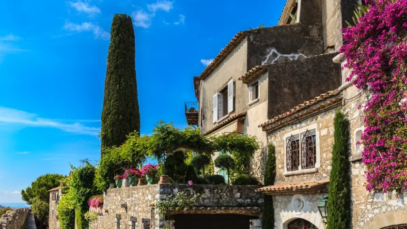 erige-au-coeur-des-alpes-maritimes-ce-village-est-une-pepite-architecturale-incontournable