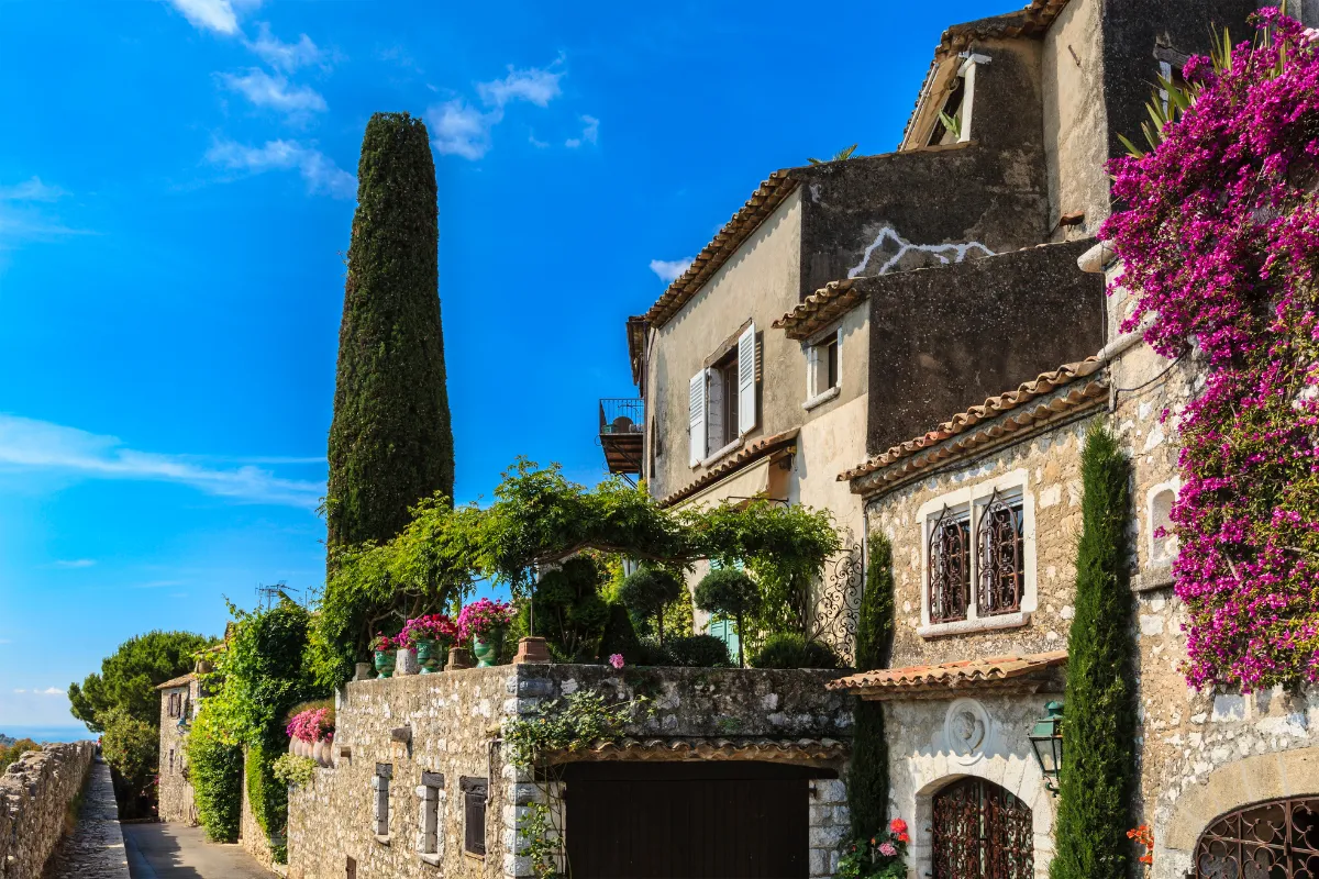 Érigé au cœur des Alpes-Maritimes, ce village est une pépite architecturale incontournable