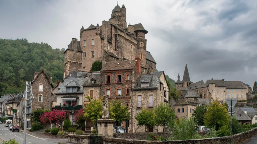 etape-incontournable-vers-compostelle-ce-joyau-en-tant-que-plus-beau-village-de-france-est-a-ne-pas-manquer