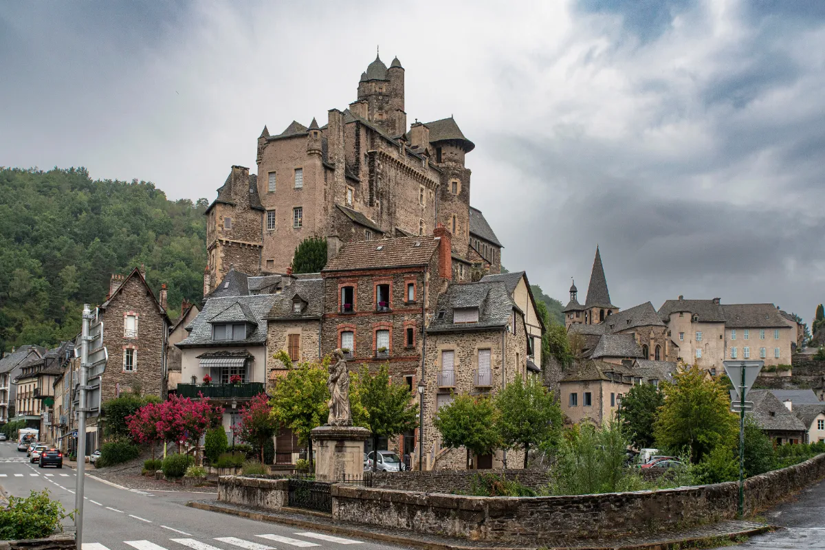 Étape incontournable vers Compostelle, ce joyau en tant que Plus Beau Village de France est à ne pas manquer