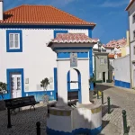 explorez-ce-village-de-pecheurs-portugais-a-45-minutes-de-lisbonne-enchantant-avec-ses-plages-paradisiaques