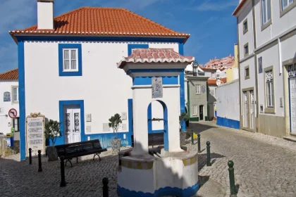 explorez-ce-village-de-pecheurs-portugais-a-45-minutes-de-lisbonne-enchantant-avec-ses-plages-paradisiaques