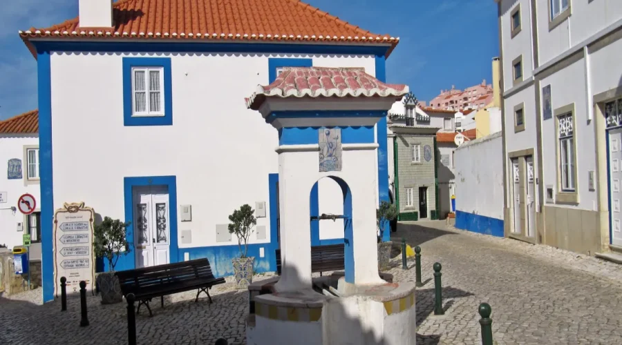 explorez-ce-village-de-pecheurs-portugais-a-45-minutes-de-lisbonne-enchantant-avec-ses-plages-paradisiaques