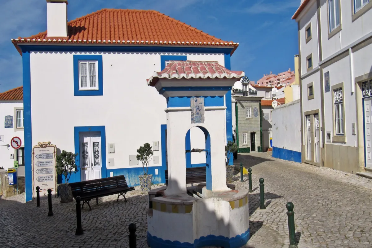 Explorez ce village de pêcheurs portugais à 45 minutes de Lisbonne, enchantant avec ses plages paradisiaques