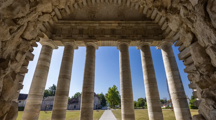 explorez-cette-cite-pittoresque-et-son-patrimoine-des-siecles-dhistoire-a-decouvrir-typiquement-francais