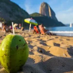 explorez-la-plage-secrete-du-var-avec-son-eau-turquoise-un-coin-de-paradis-jalousement-garde-par-les-locaux