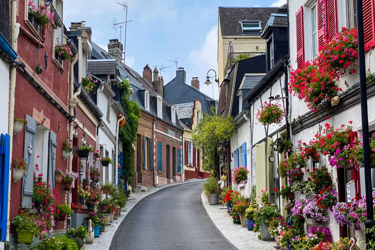 Explorez le charme de ce village de la Somme, un joyau classé parmi les plus beaux détours de France