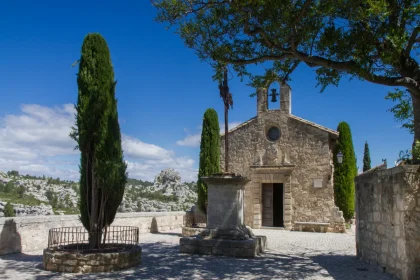 explorez-le-joyau-medieval-de-la-paca-un-village-pittoresque-riche-en-histoire-a-decouvrir-absolument