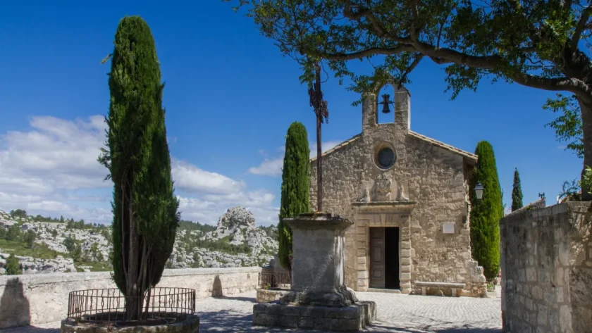 explorez-le-joyau-medieval-de-la-paca-un-village-pittoresque-riche-en-histoire-a-decouvrir-absolument