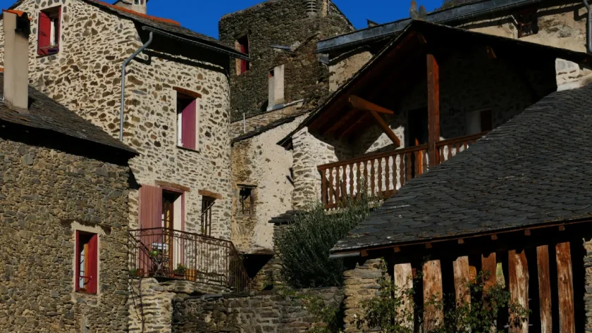 explorez-le-village-cache-des-pyrenees-orientales-un-enchantement-au-creux-des-montagnes