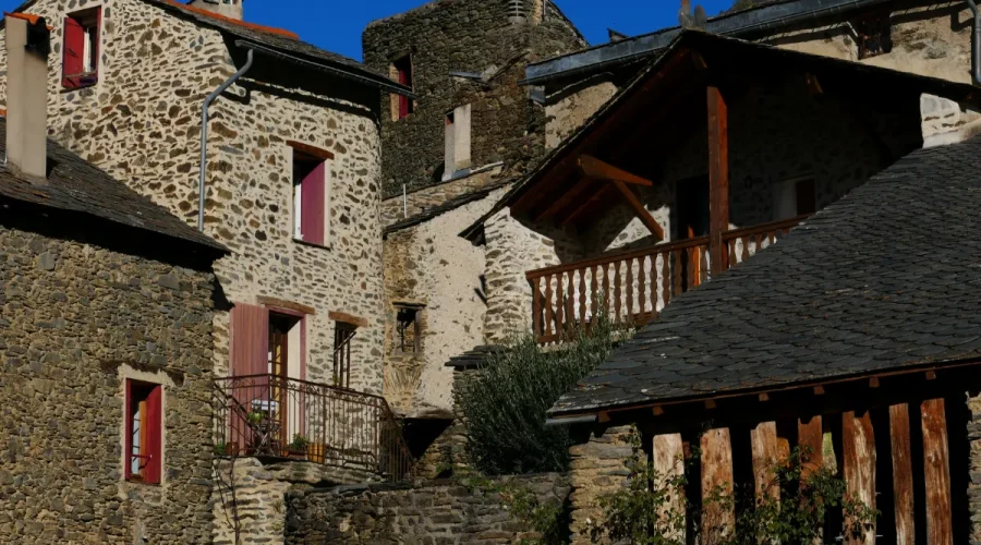 explorez-le-village-cache-des-pyrenees-orientales-un-enchantement-au-creux-des-montagnes