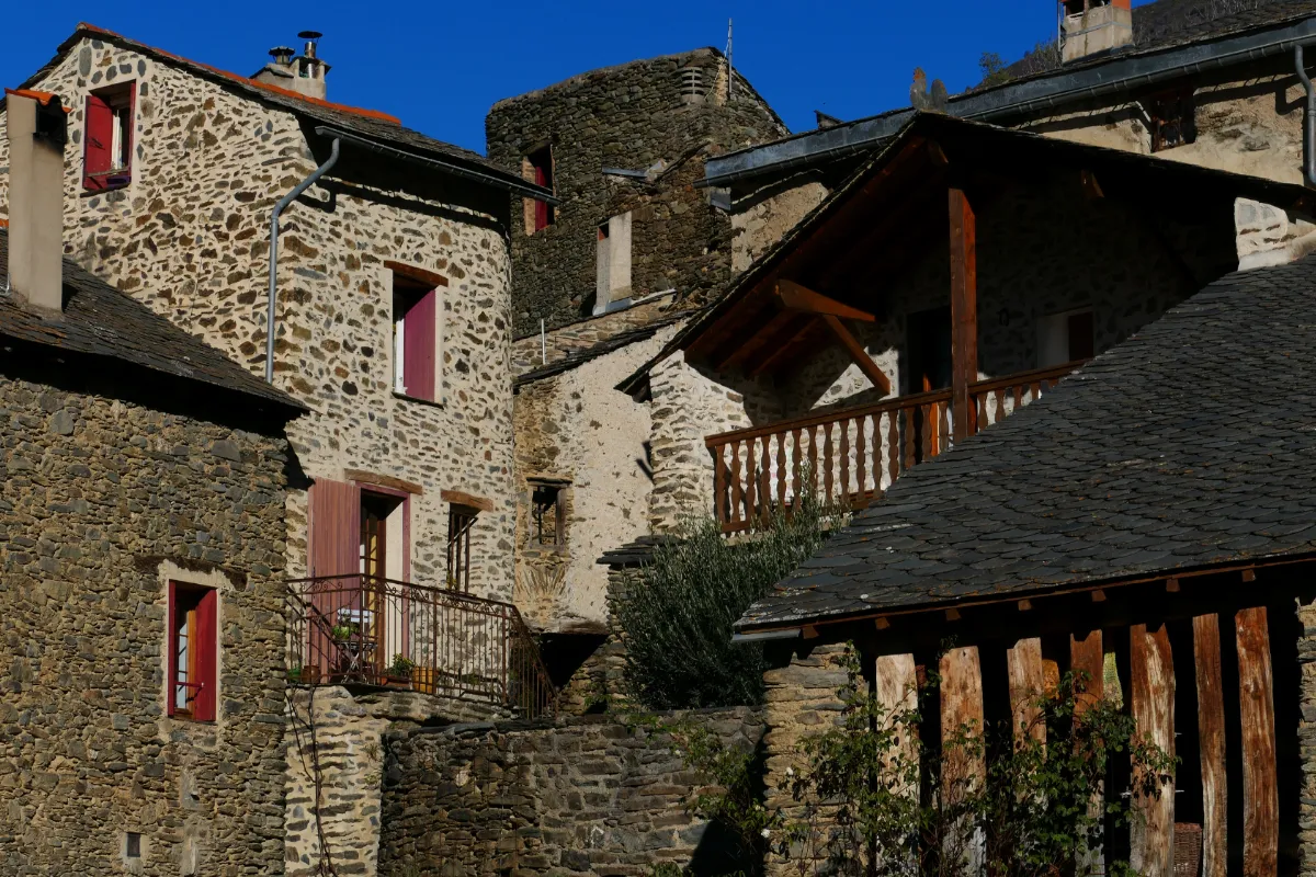 Explorez le village caché des Pyrénées-Orientales, un enchantement au creux des montagnes