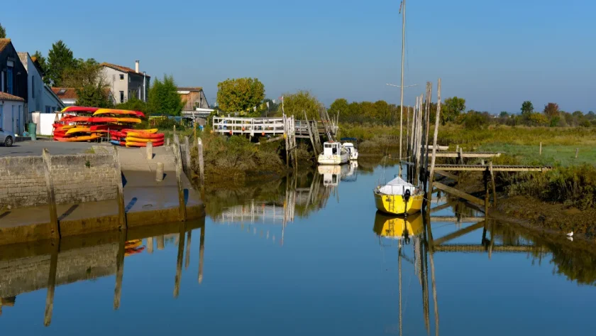 explorez-le-village-de-charente-maritime-un-tresor-cache-au-coeur-des-marais-et-plein-de-charme